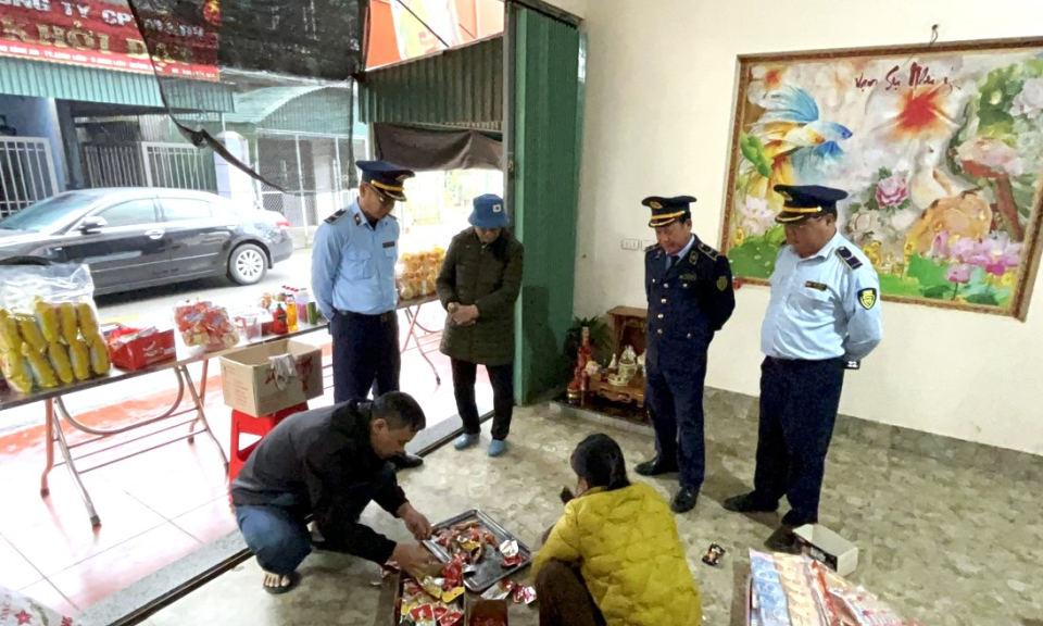 Kiểm tra về an toàn thực phẩm tại các cơ sở bán hàng tạp hóa gần cổng trường học