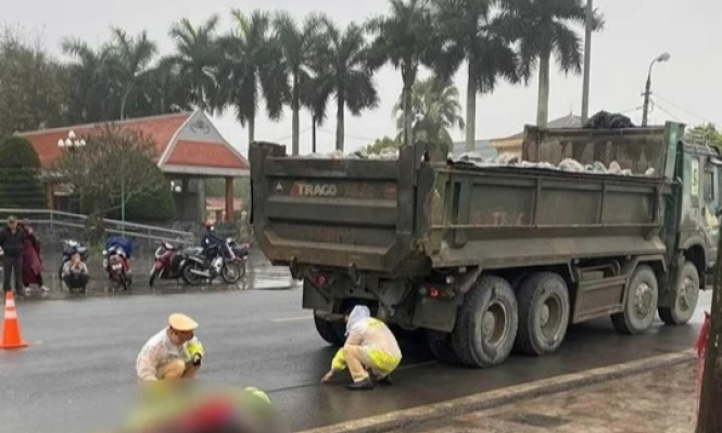 Va chạm với xe ben, học sinh tiểu học tử vong thương tâm