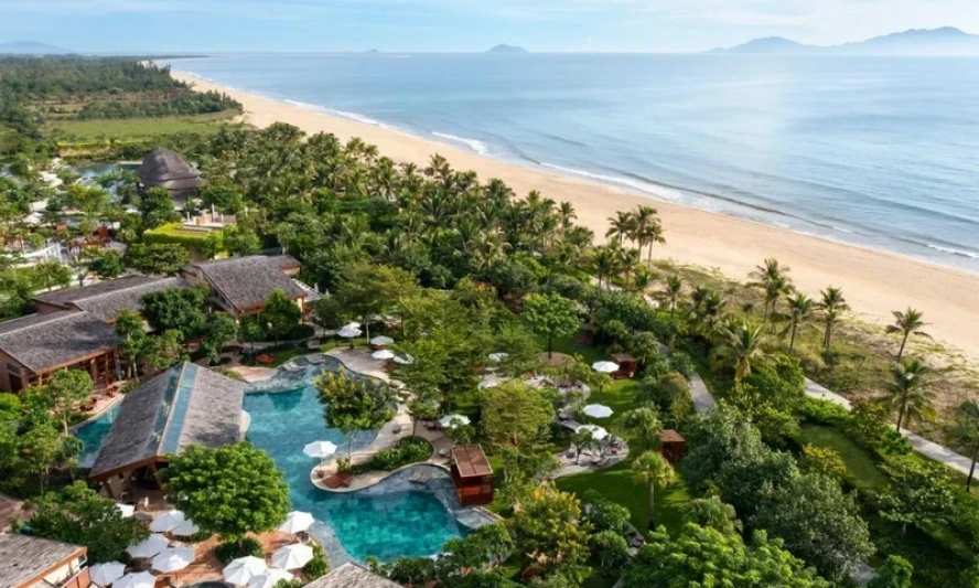 Vietnamese tourists prefer beachside resorts this summer 