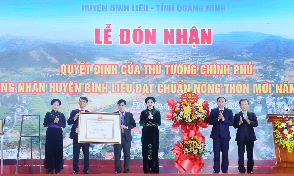 Huyện Bình Liêu đón nhận huyện đạt chuẩn Nông thôn mới