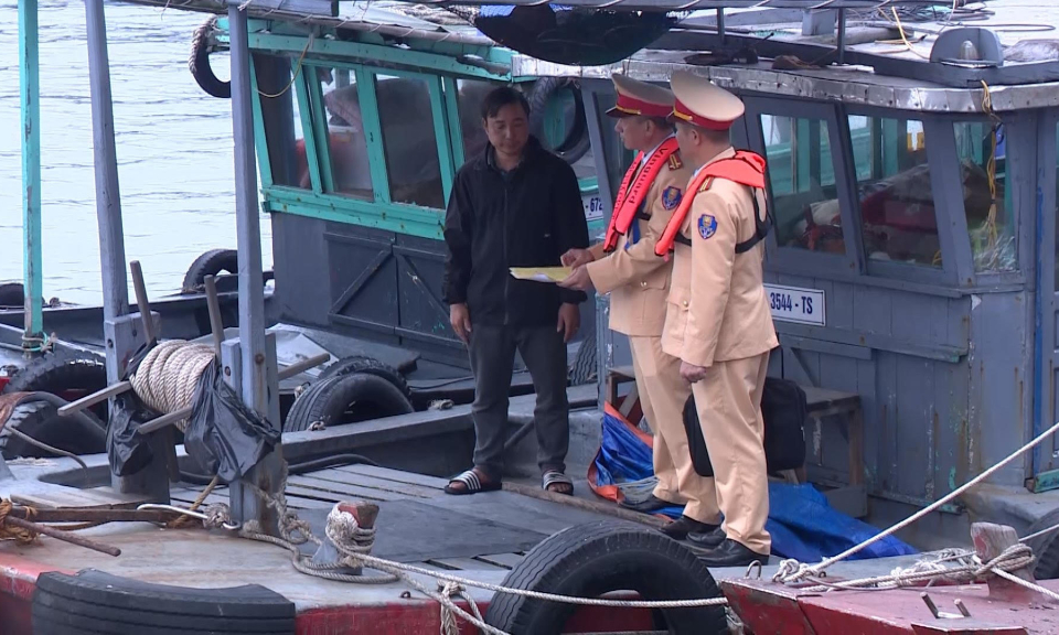 Tạm giữ tàu đeo bám tàu du lịch để bán hàng rong trên Vịnh Hạ Long