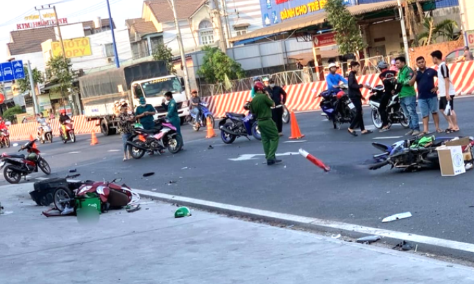 Bình Dương: Xe bán tải tông hàng loạt xe máy, 4 người thương vong