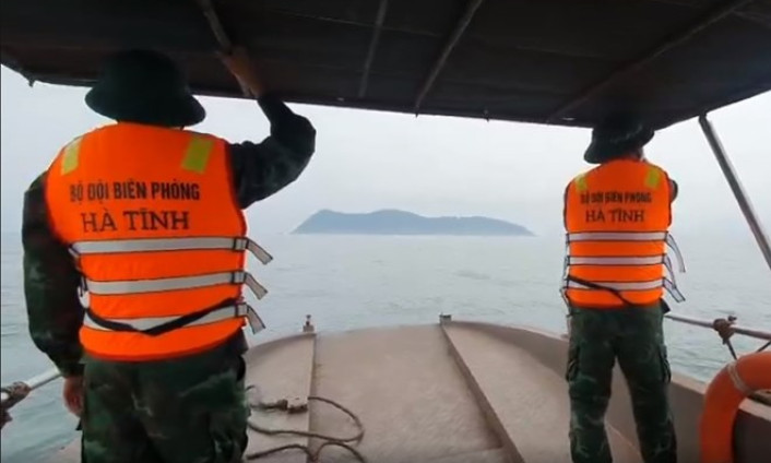 Tìm kiếm 2 vợ chồng ngư dân nghi gặp nạn trên biển