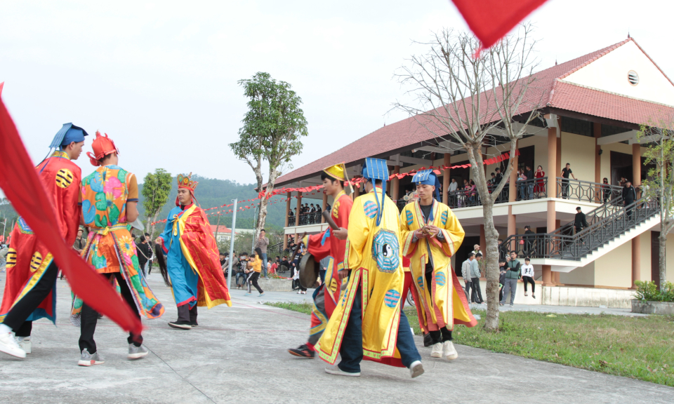Vũ điệu hành quang của đồng bào Sán Dìu