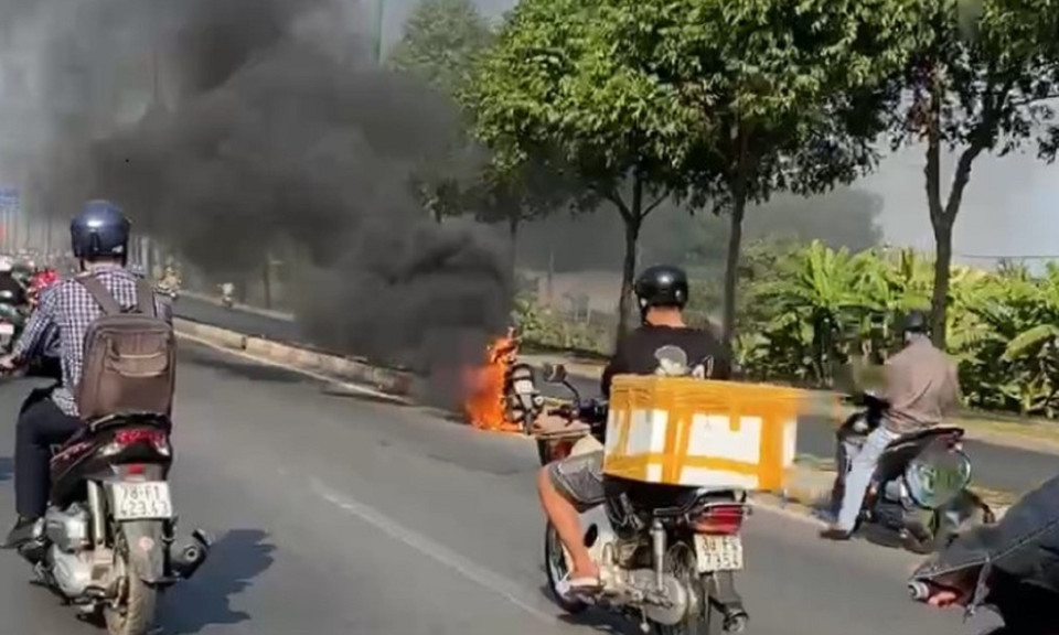 Xe máy bốc cháy ngùn ngụt trên đại lộ Phạm Văn Đồng