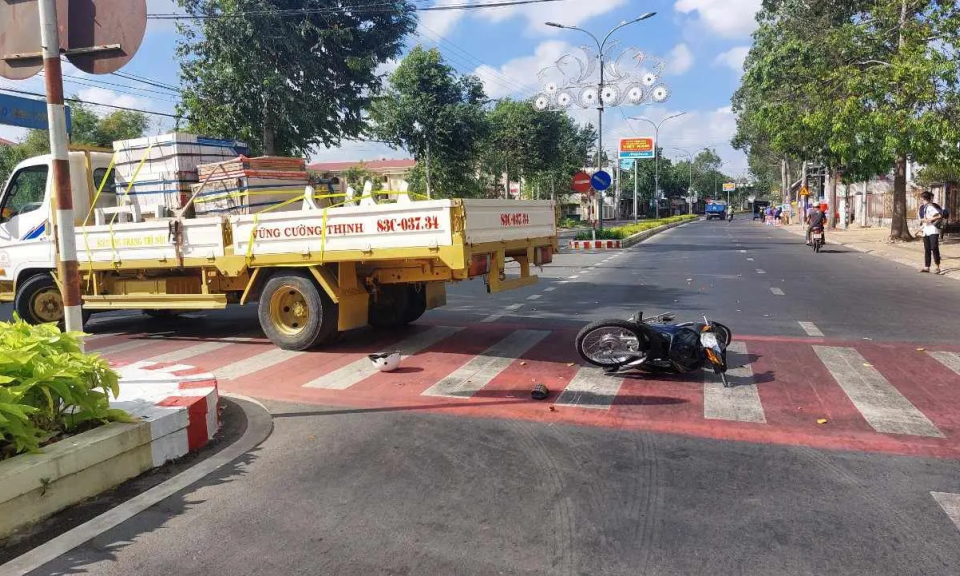 Đi tốc độ nhanh, nam sinh tông trúng ô tô đang sang đường