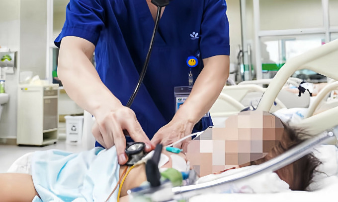 Bé 2 tháng tuổi chấn thương não do cha mẹ bế rung lắc