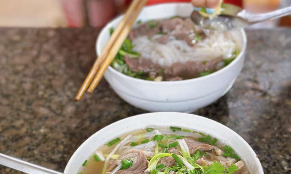 Lý do không nên vắt chanh vào bún, phở đang nóng