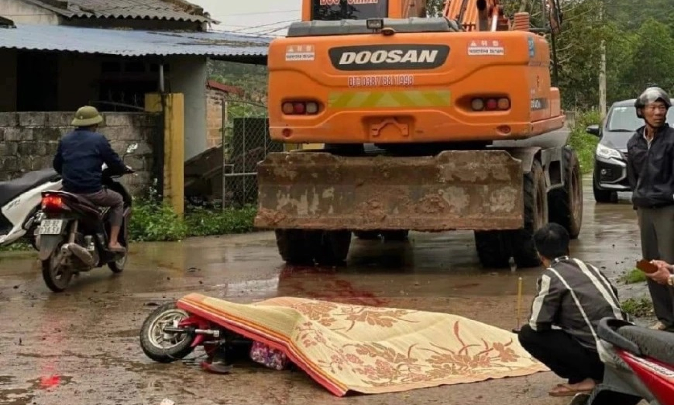Va chạm với máy múc, bà tử vong, cháu bị thương nặng