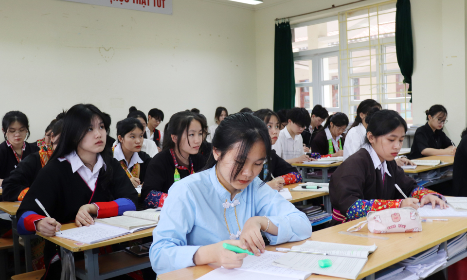 Quan tâm, chăm lo giáo dục vùng đồng bào DTTS, vùng khó