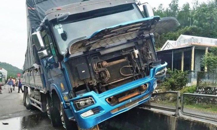 Tài xế ngủ gật, ôtô tải bay lên dải phân cách khiến nhiều người hú vía ở Quảng Ngãi