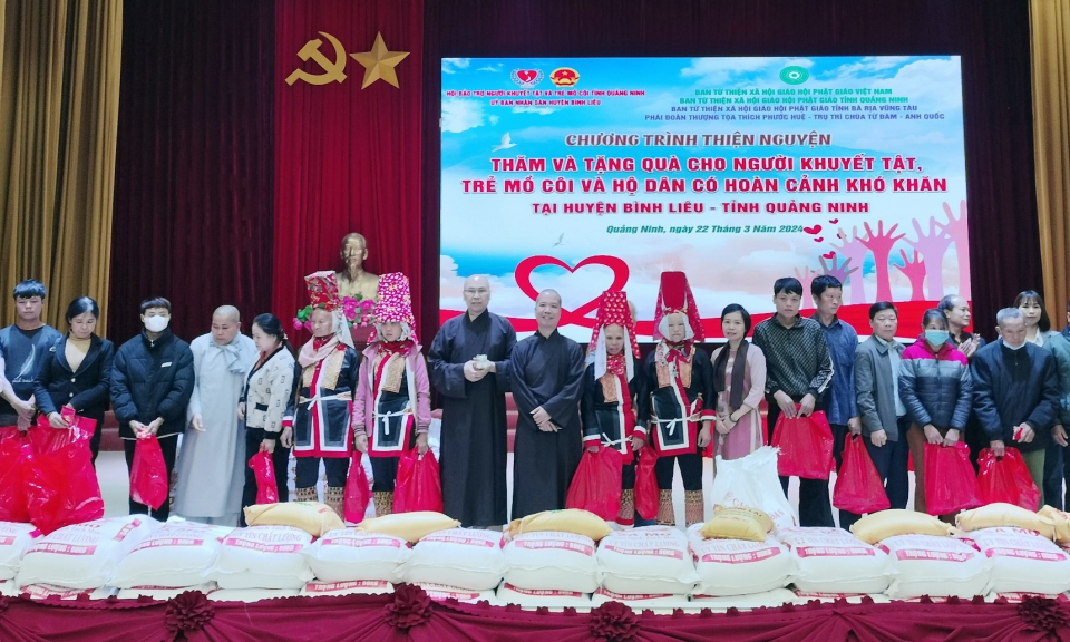 Tặng 400 suất quà cho người khuyết tật, trẻ mồ côi có hoàn cảnh khó khăn