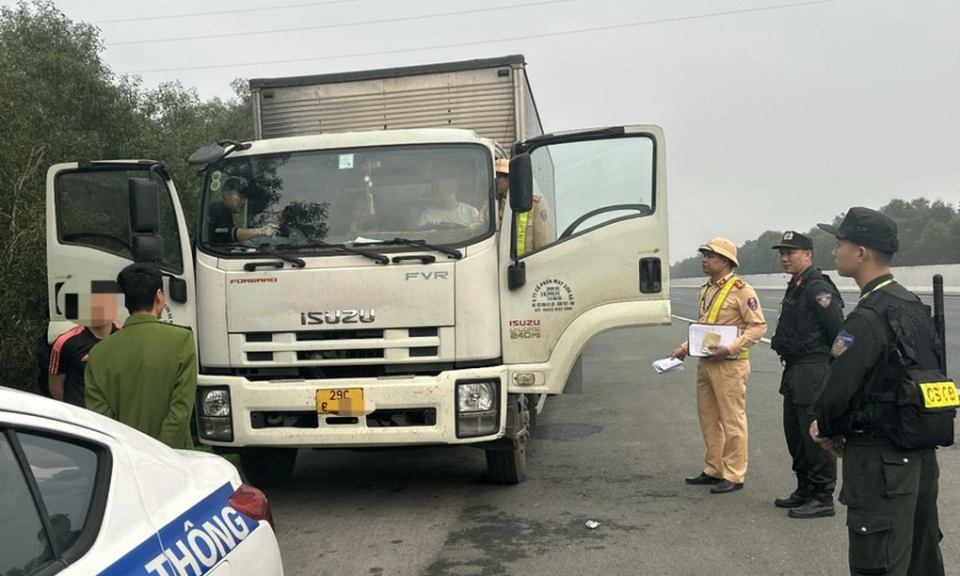 4 người bị bắt giữ vì dừng ô tô trên cao tốc Hà Nội - Hải Phòng đánh bạc