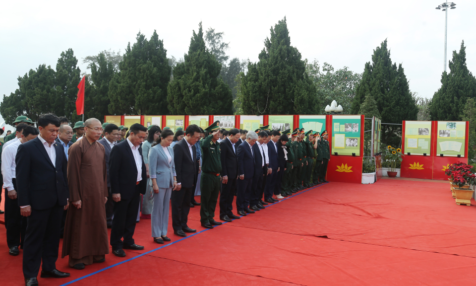 Đoàn đại biểu Ủy ban Trung ương MTTQ Việt Nam và tỉnh Quảng Ninh dâng hương tại tượng đài Bác Hồ trên huyện đảo Cô Tô
