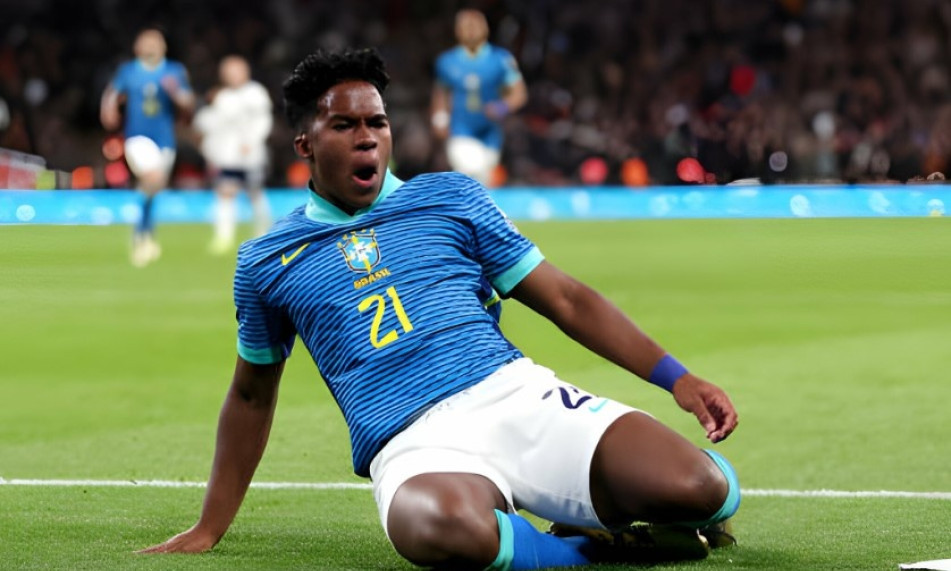 Tiền đạo 17 tuổi của Brazil làm nên lịch sử