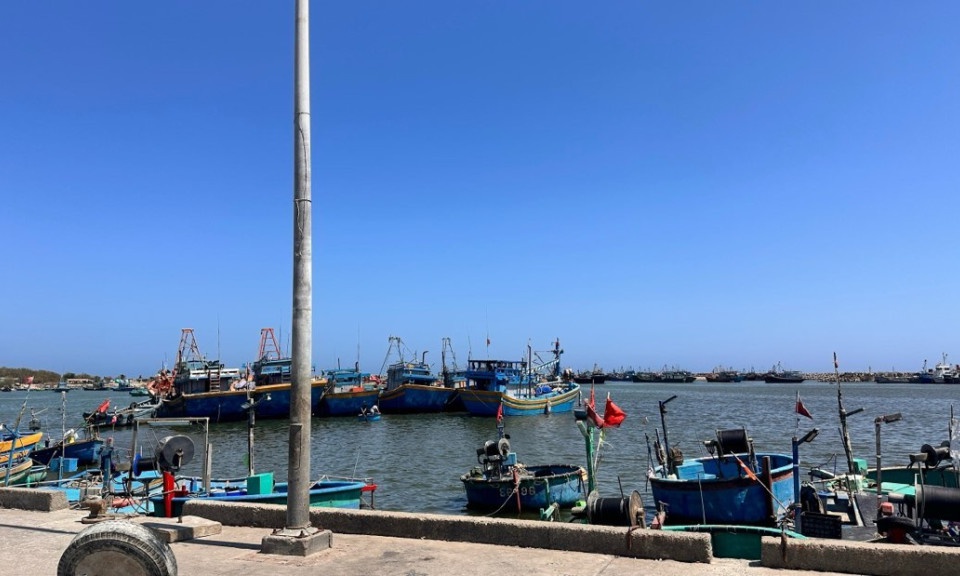 Tàu cá đưa một thi thể ngư dân Phan Thiết gặp nạn vào cảng cá Phú Hài