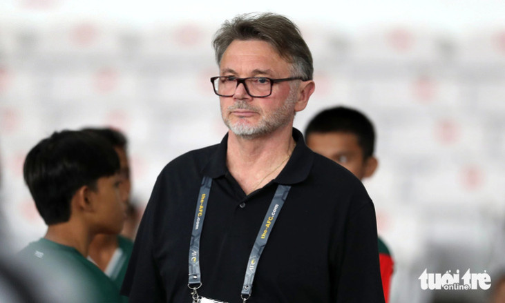 Không dễ để sa thải sớm HLV Philippe Troussier?