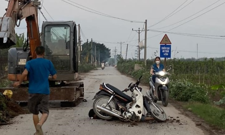Nam thanh niên tử vong sau va chạm với máy xúc ở Hưng Yên