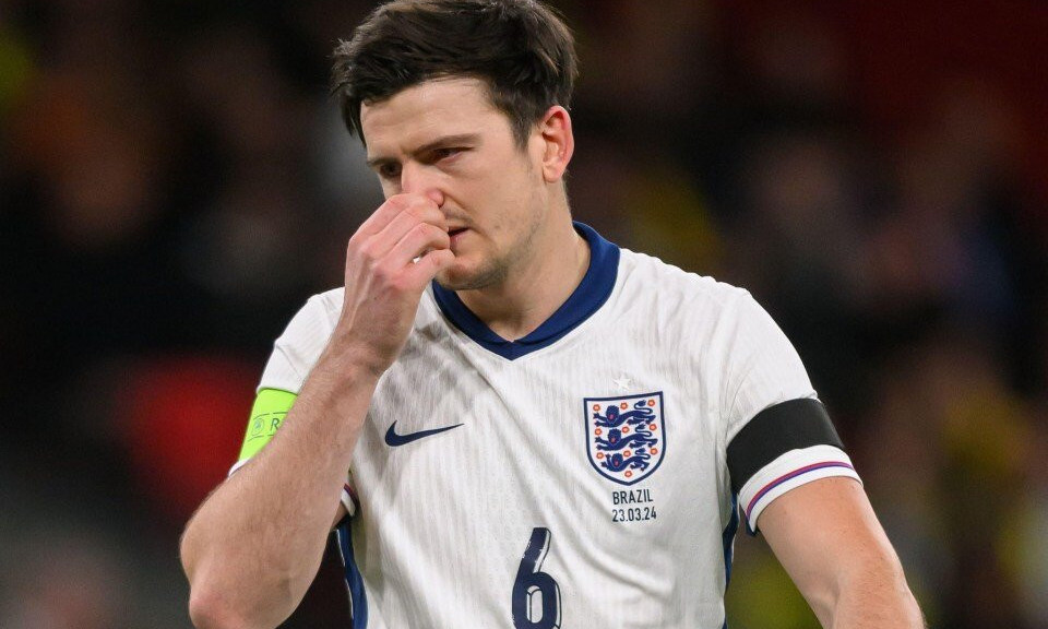 MU nhận tin dữ Maguire, Ten Hag đứng ngồi không yên
