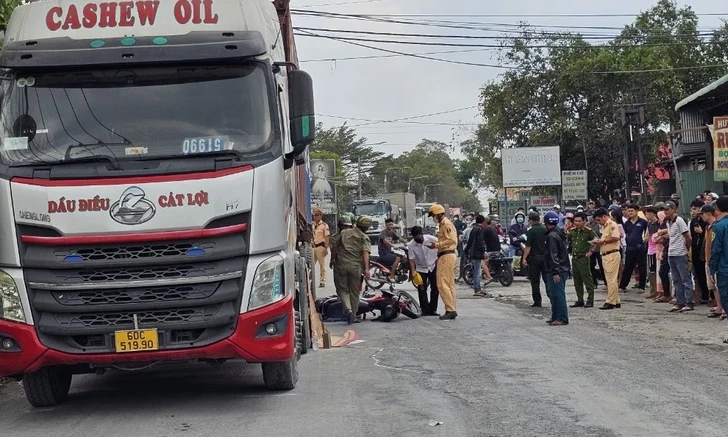Mẹ khóc ngất khi thấy con gái 11 tuổi chết thảm trên đường đi học về
