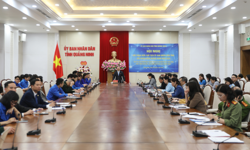 广宁省人民委员会主席与青年举办对话会