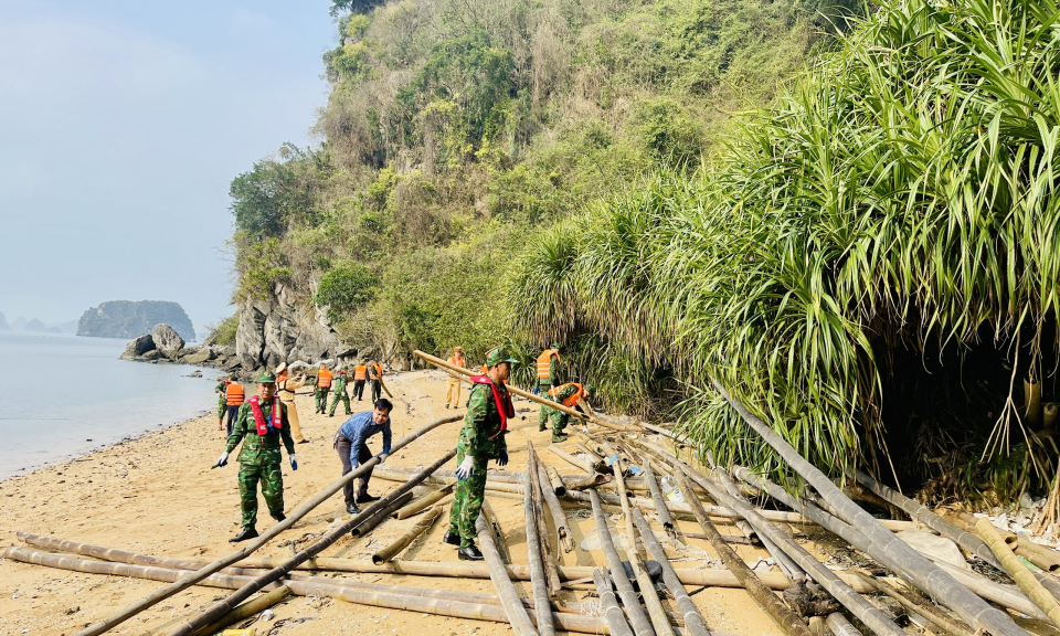 Quyết tâm dọn sạch rác trên Vịnh Hạ Long