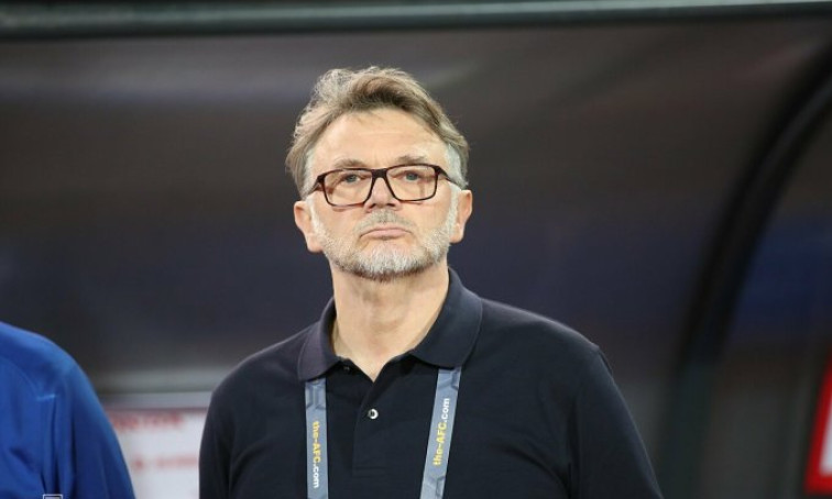 'HLV Troussier nên dũng cảm từ chức'