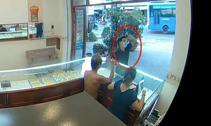 Đồng Nai: Truy bắt nam thanh niên mang tiền giả đi mua vàng rồi cướp