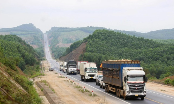 Đề xuất cấm một số loại xe đi cao tốc Cam Lộ - La Sơn