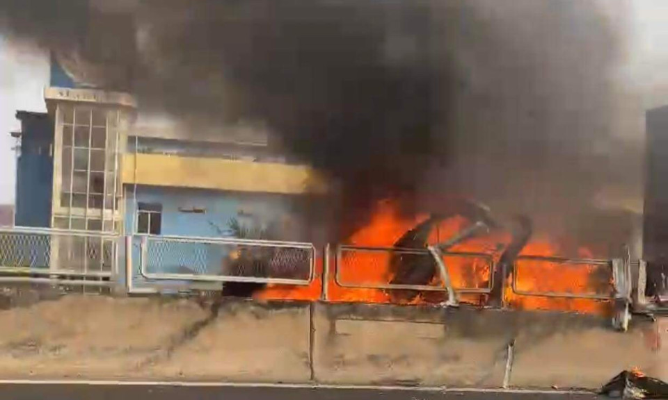 Cháy xe container dưới chân cầu Phú Mỹ, giao thông TP Thủ Đức qua quận 7 tê liệt