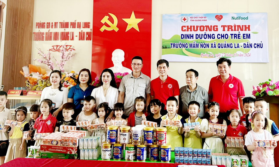 Trao tặng sữa cho trẻ em hoàn cảnh khó khăn xã Quảng La và Dân Chủ (TP Hạ Long)