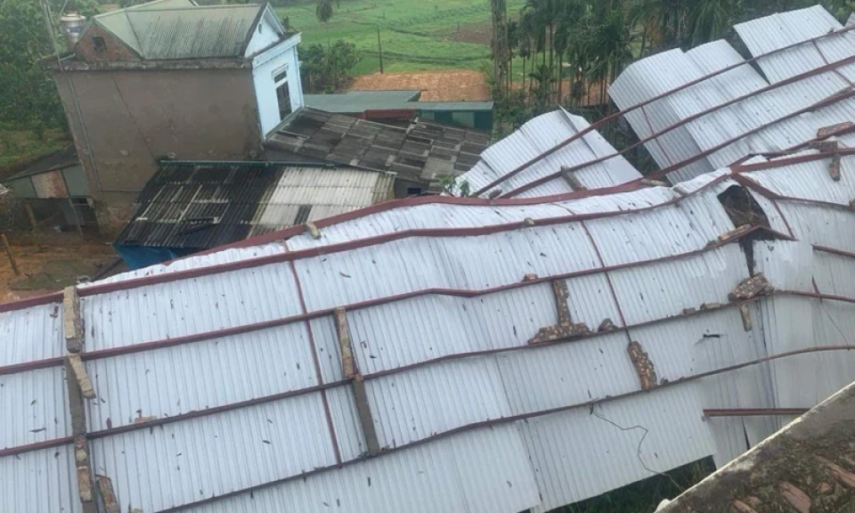 Phú Thọ: Dông lốc làm tốc mái hơn 280 căn nhà ở huyện Hạ Hòa
