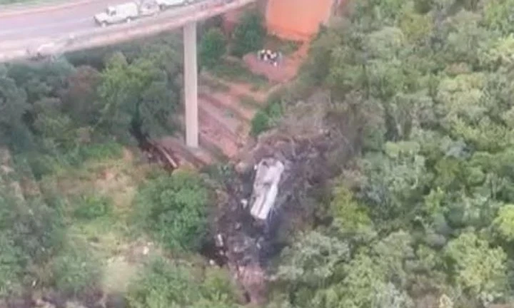 Xe buýt lao khỏi cầu ở Nam Phi, 45 người thiệt mạng