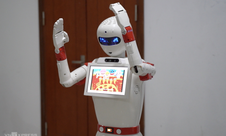 Robot biết múa hát, dạy tiếng Anh của giảng viên trường quân đội
