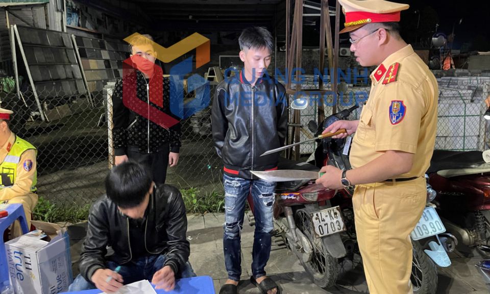 Xử lý 3 thanh niên mang theo hung khí vi phạm Luật giao thông