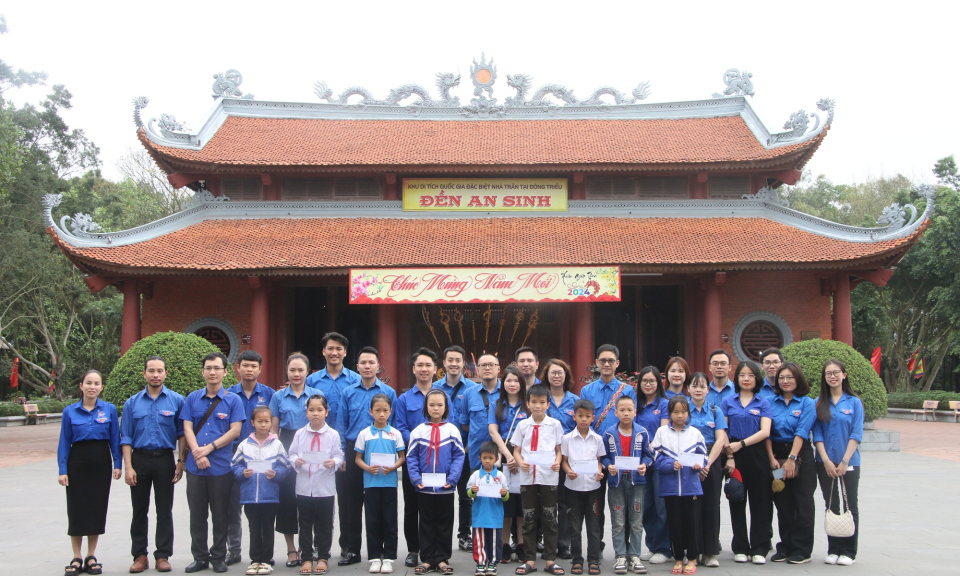 Đoàn Thanh niên Trung tâm Truyền thông tỉnh tổ chức "Hành trình về nguồn" tại Đông Triều