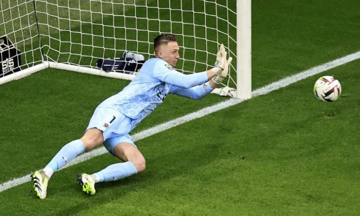 Real Madrid tranh mua thủ môn đang lên với Man United