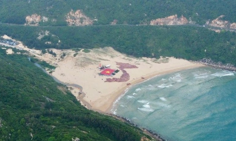 Flag-raising ceremony conducted at Bai Mon – Mui Dien national scenic spot in Phu Yen