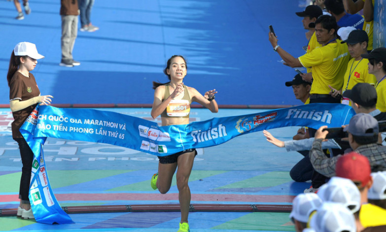 Đánh bại Lê Thị Tuyết, Hoàng Thị Ngọc Hoa vô địch marathon quốc gia 2024