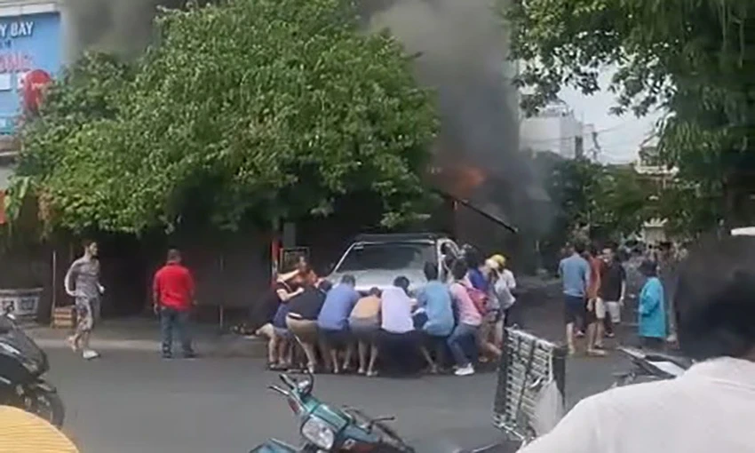 20 người ở Tân Phú đẩy xe ô tô khỏi đám cháy nhà