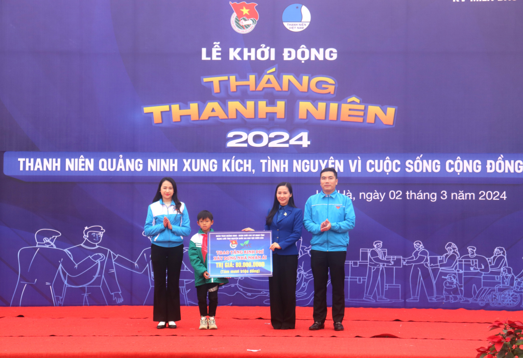 Đoàn Than Quảng Ninh và Mạng lưới Tình nguyện Quốc gia khu vực miền Bắc trao biển tượng trưng kinh phí hỗ trợ nhà nhân ái cho hộ gia đình có hoàn cảnh khó khăn xã Quảng Long, huyện Hải Hà.