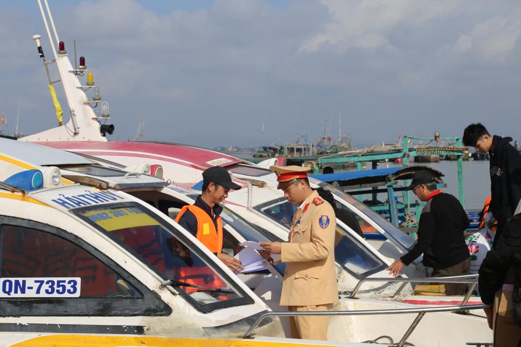 Đội CSGT-TT Công an TP Móng Cái kiểm tra xuồng cao tốc tại bến Mũi Ngọc.
