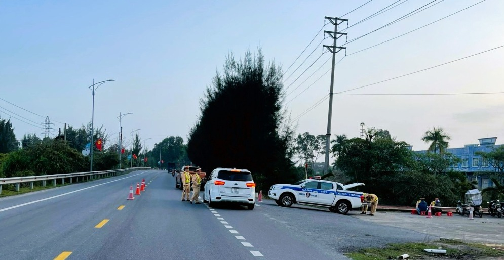 Lực lượng Cảnh sát giao thông Móng Cái thực hiển kiểm tra kiểm soát trên tuyến đường tỉnh 335.