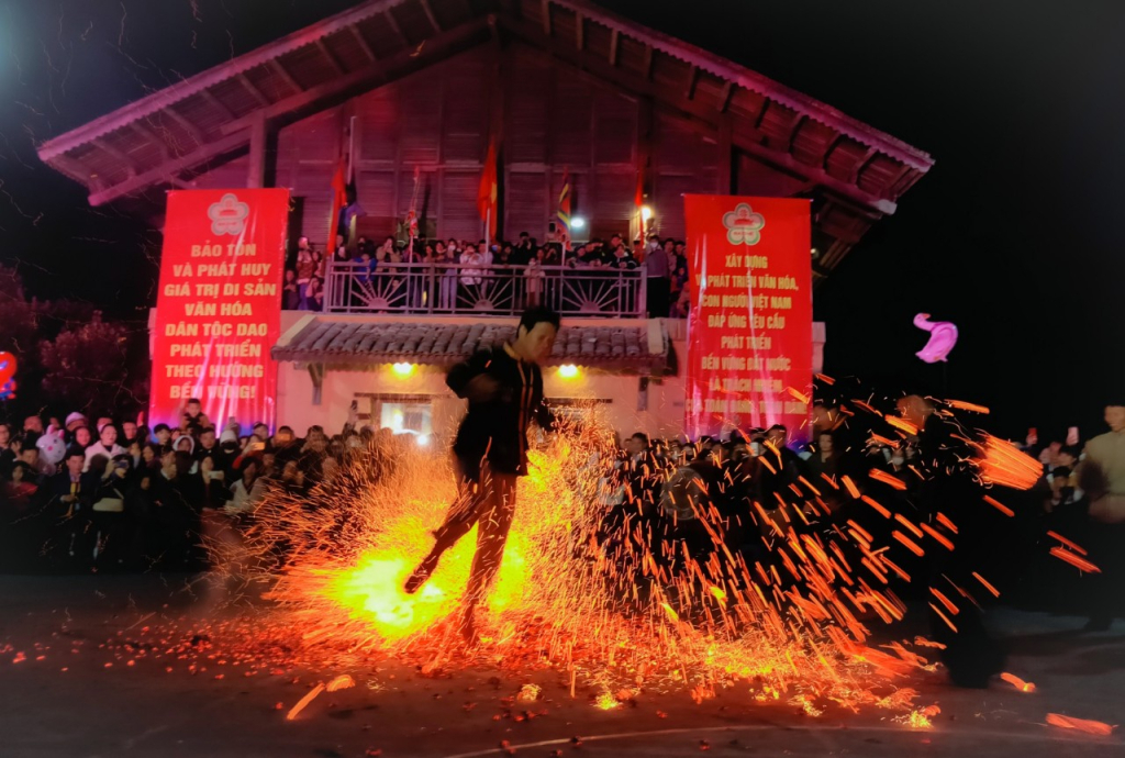 Nghi lễ Nhảy lửa trong lễ hội Bàn Vương.