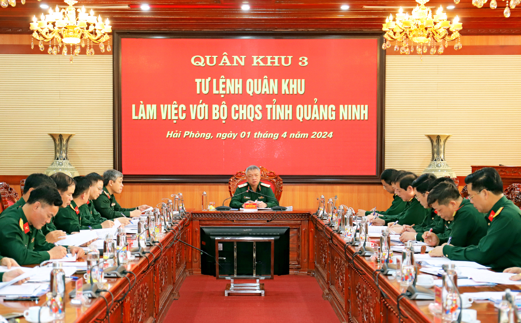 Trung tướng Nguyễn Quang Ngọc, Ủy viên Trung ương Đảng, Ủy viên Quân ủy Trung ương, Tư lệnh Quân khu chủ trì buổi làm việc.