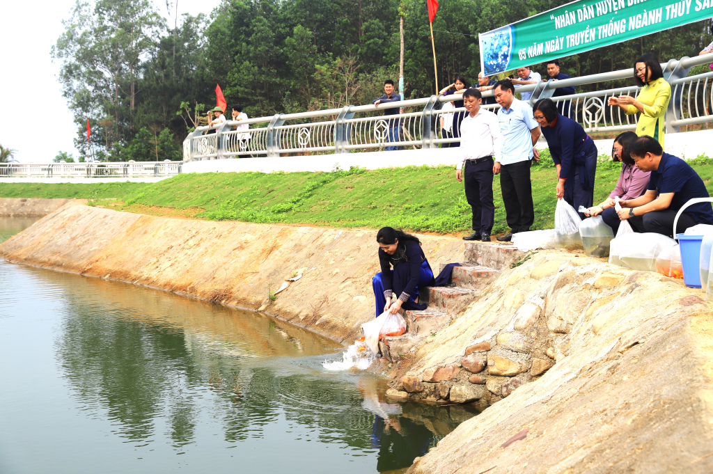 Đồng chí Nguyễn Thị Tuyết Hạnh - Bí thư Huyện ủy, thả cá giống tại hồ Đình Lục Nà.