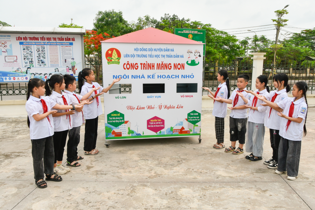 Mô hình rèn luyện thói quen phân loại rác sinh hoạt, giữ gìn VSMT tại Trường Tiểu học thị trấn Đầm Hà. Ảnh: Hoàng Giang