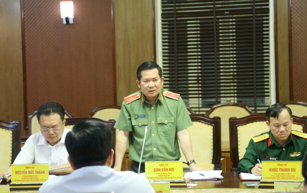 Đồng chí Đinh Văn Nơi, Giám đốc Công an tỉnh, phát biểu tại hội nghị.