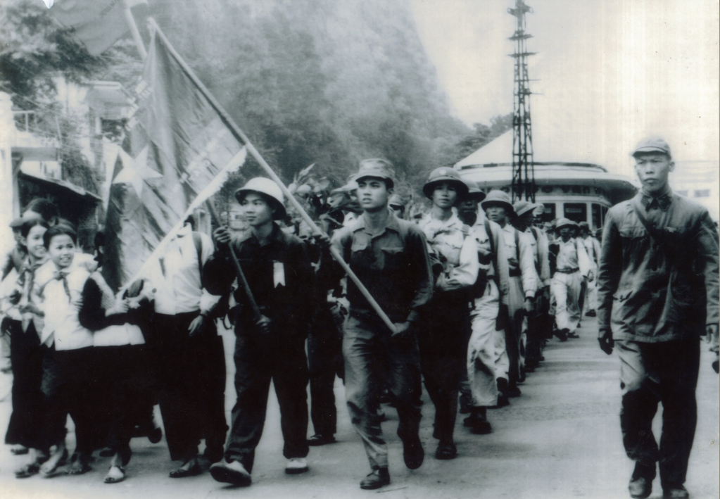 Chiến sĩ Binh đoàn Than trước giờ lên đường vào Nam. Ảnh của cố NSNA Quang Sơn.