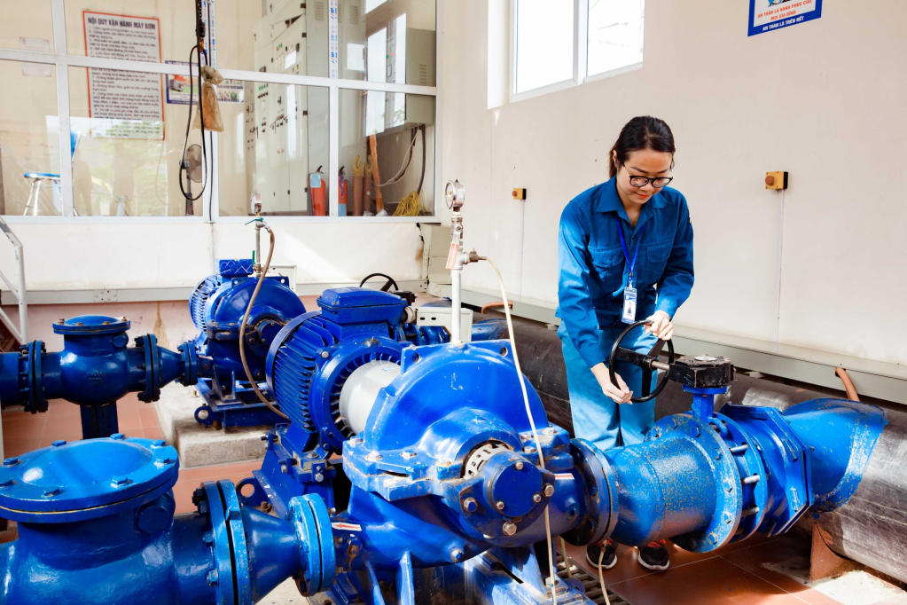 Nhân viên Công ty CP nước sạch Quảng Ninh kiểm tra an toàn đường ống cấp nước.
